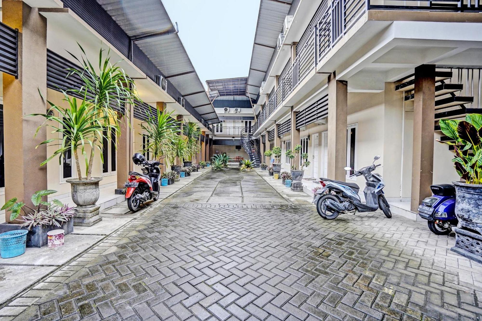 Oyo Life 92190 Arya Guest House 투룬가궁 외부 사진